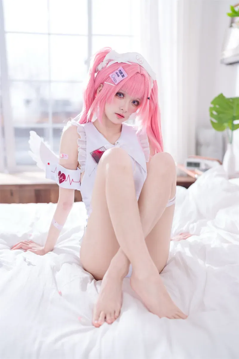 九柒喵海外Coser 九柒喵粉色角色主题造型照片