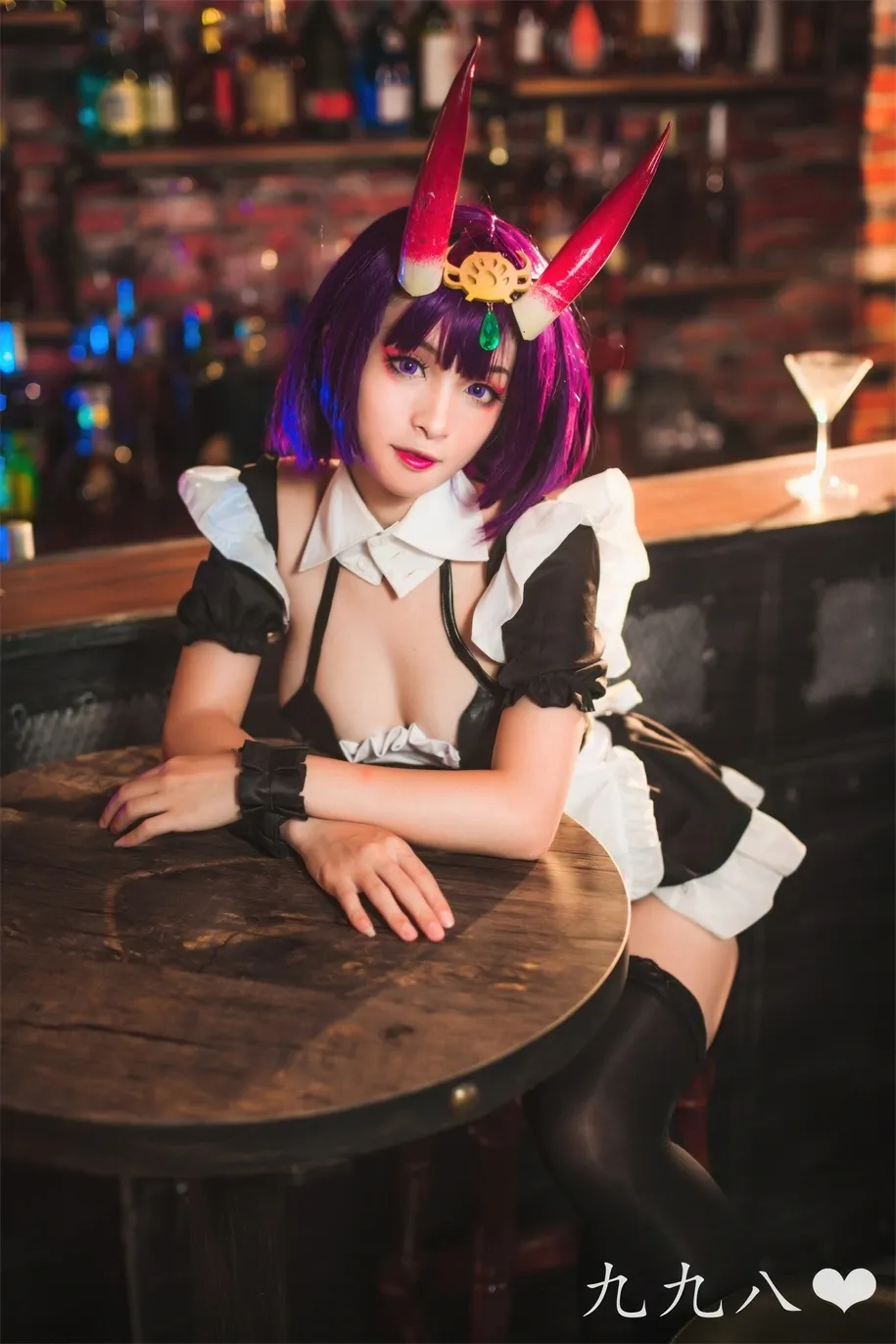 九九八XY海外Coser 九九八XY女仆角色造型照片,紫色发型和黑白服装位于酒吧背景前